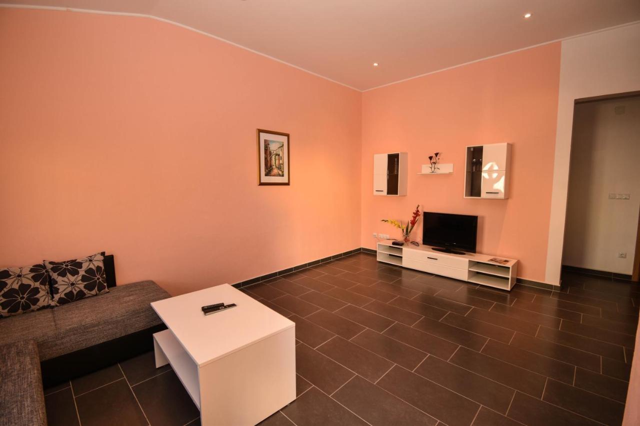 Apartmani Lukic ヴィル エクステリア 写真