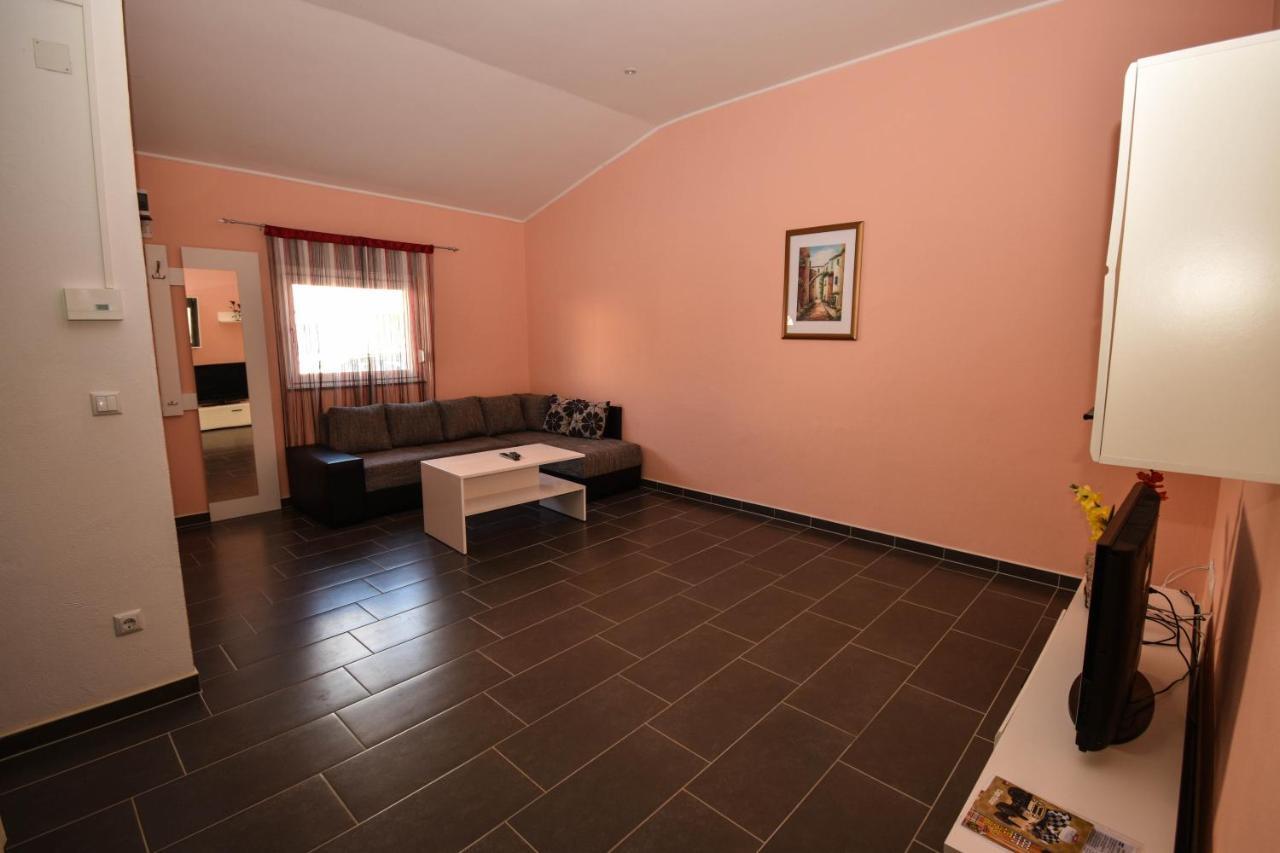 Apartmani Lukic ヴィル エクステリア 写真